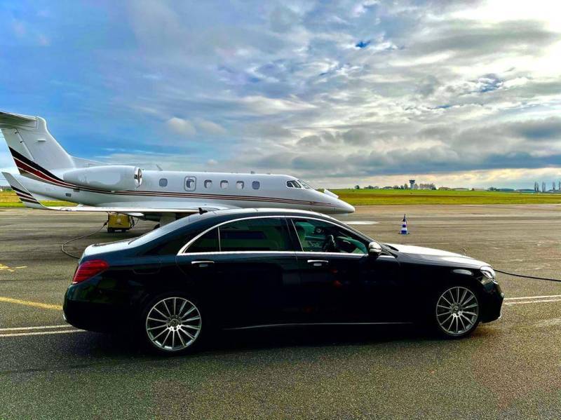 PROFESSIONAL CHAUFFEUR SERVICE FOR LUXURY TRANSPORTATION