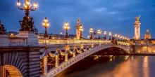 Private Paris Romantic Dinner, Luxury Seine River Cruise & Illuminations Tour by night
